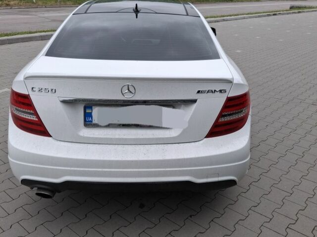 Белый Мерседес 220, объемом двигателя 0 л и пробегом 170 тыс. км за 12000 $, фото 3 на Automoto.ua