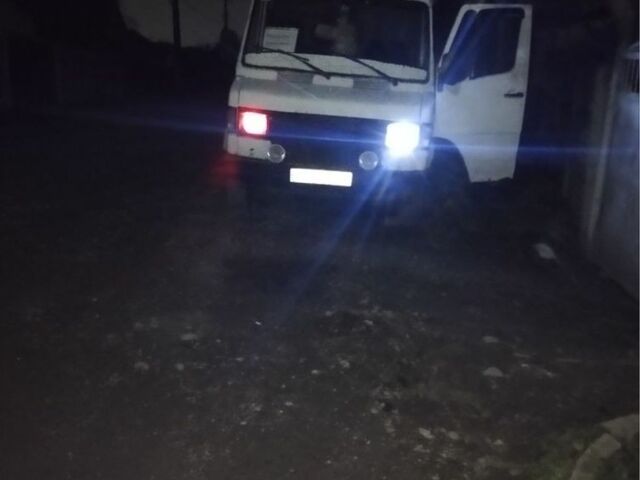 Белый Мерседес 220, объемом двигателя 2.3 л и пробегом 600 тыс. км за 2200 $, фото 1 на Automoto.ua