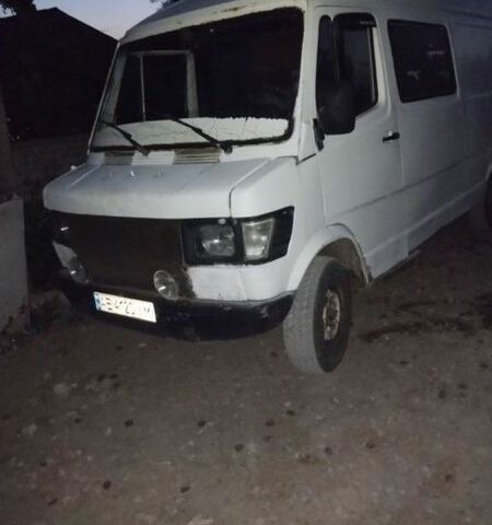 Белый Мерседес 220, объемом двигателя 2.3 л и пробегом 600 тыс. км за 2200 $, фото 2 на Automoto.ua