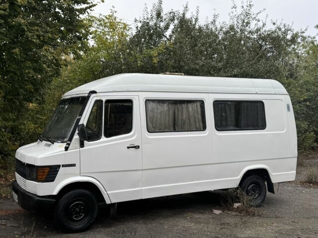Белый Мерседес 220, объемом двигателя 2.9 л и пробегом 500 тыс. км за 1500 $, фото 16 на Automoto.ua