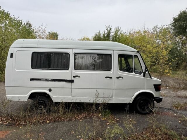 Белый Мерседес 220, объемом двигателя 2.9 л и пробегом 500 тыс. км за 1500 $, фото 4 на Automoto.ua