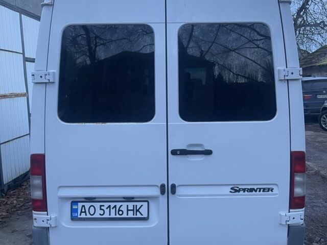 Білий Мерседес 220, об'ємом двигуна 2.1 л та пробігом 500 тис. км за 9200 $, фото 2 на Automoto.ua