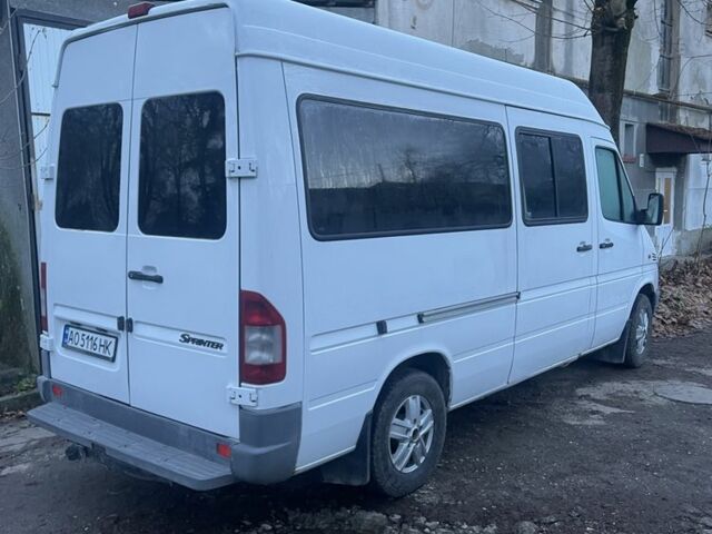 Білий Мерседес 220, об'ємом двигуна 2.1 л та пробігом 500 тис. км за 9200 $, фото 1 на Automoto.ua