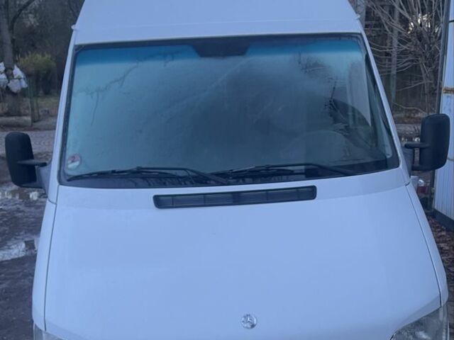 Білий Мерседес 220, об'ємом двигуна 2.1 л та пробігом 500 тис. км за 9200 $, фото 4 на Automoto.ua