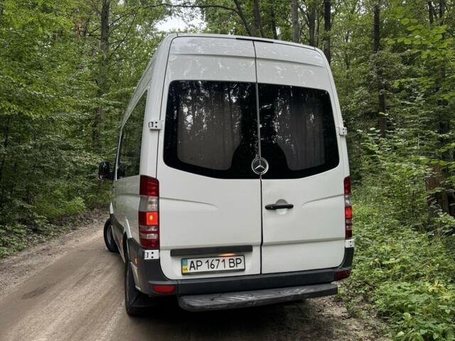Белый Мерседес 220, объемом двигателя 2.1 л и пробегом 3 тыс. км за 9000 $, фото 1 на Automoto.ua