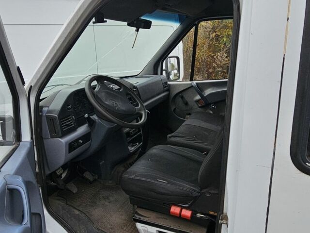 Белый Мерседес 220, объемом двигателя 2.9 л и пробегом 300 тыс. км за 2500 $, фото 6 на Automoto.ua