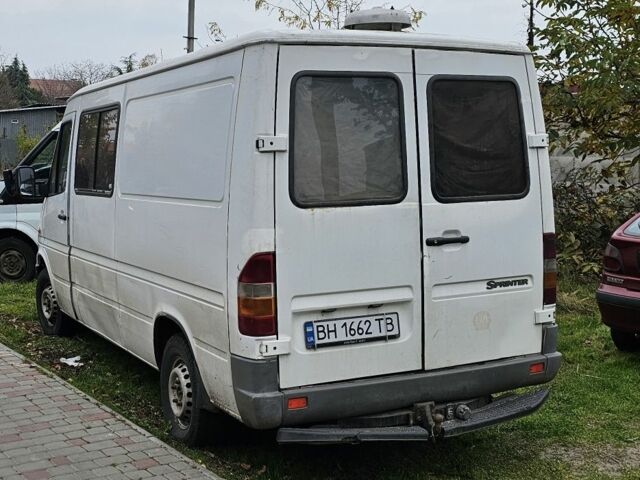 Белый Мерседес 220, объемом двигателя 2.9 л и пробегом 300 тыс. км за 2500 $, фото 1 на Automoto.ua