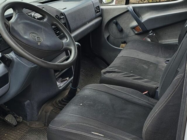 Белый Мерседес 220, объемом двигателя 2.9 л и пробегом 300 тыс. км за 2500 $, фото 7 на Automoto.ua