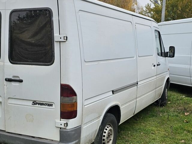 Белый Мерседес 220, объемом двигателя 2.9 л и пробегом 300 тыс. км за 2500 $, фото 2 на Automoto.ua