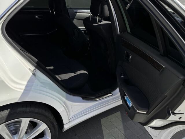 Белый Мерседес 220, объемом двигателя 2.1 л и пробегом 213 тыс. км за 7499 $, фото 5 на Automoto.ua