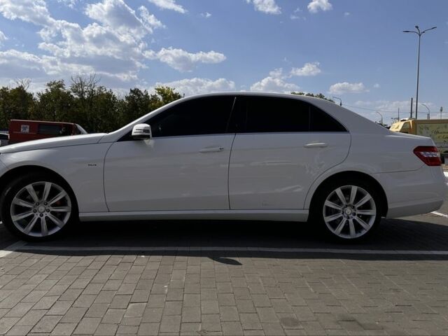 Белый Мерседес 220, объемом двигателя 2.1 л и пробегом 213 тыс. км за 7499 $, фото 1 на Automoto.ua