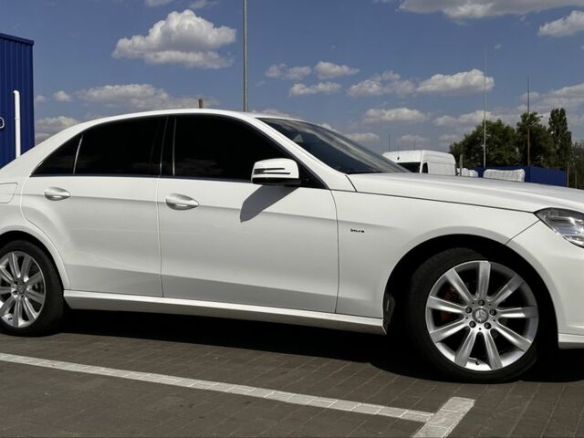 Белый Мерседес 220, объемом двигателя 2.1 л и пробегом 213 тыс. км за 7499 $, фото 7 на Automoto.ua