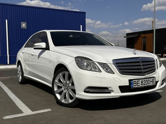 Белый Мерседес 220, объемом двигателя 2.1 л и пробегом 213 тыс. км за 7499 $, фото 2 на Automoto.ua