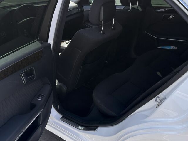 Белый Мерседес 220, объемом двигателя 2.1 л и пробегом 213 тыс. км за 7499 $, фото 6 на Automoto.ua