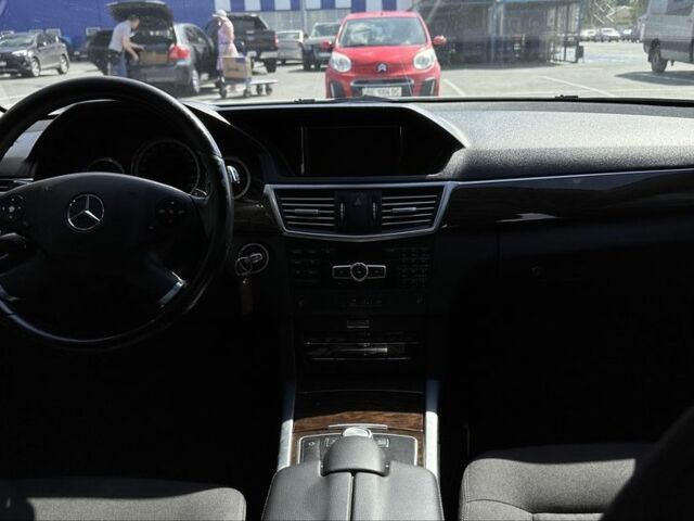 Белый Мерседес 220, объемом двигателя 2.1 л и пробегом 213 тыс. км за 7499 $, фото 3 на Automoto.ua