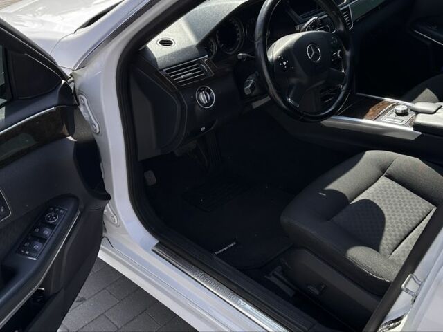 Белый Мерседес 220, объемом двигателя 2.1 л и пробегом 213 тыс. км за 7499 $, фото 4 на Automoto.ua