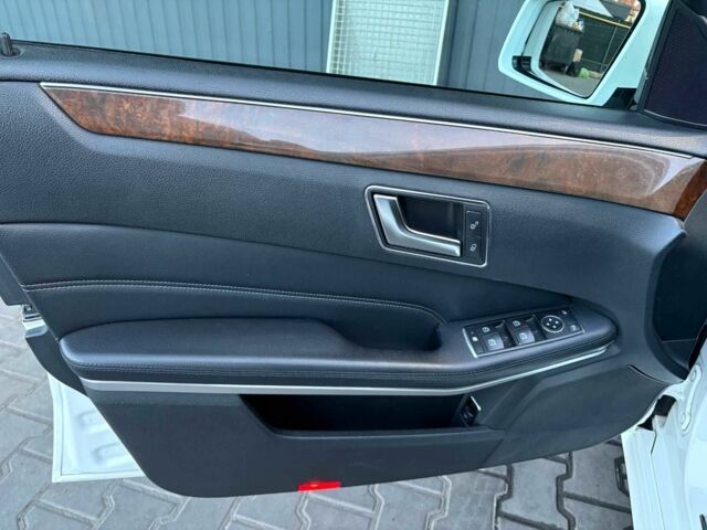 Білий Мерседес 220, об'ємом двигуна 2.1 л та пробігом 274 тис. км за 17500 $, фото 13 на Automoto.ua