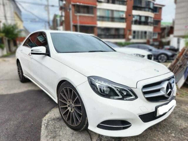 Белый Мерседес 220, объемом двигателя 2.1 л и пробегом 150 тыс. км за 15300 $, фото 2 на Automoto.ua