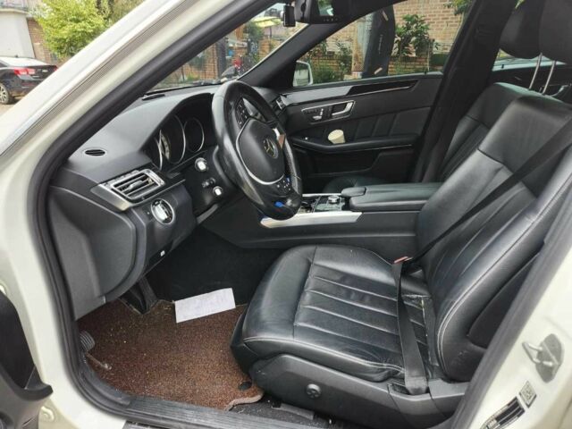 Белый Мерседес 220, объемом двигателя 2.1 л и пробегом 150 тыс. км за 15300 $, фото 4 на Automoto.ua