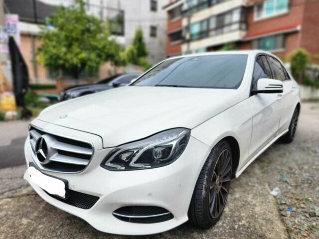 Белый Мерседес 220, объемом двигателя 2.1 л и пробегом 150 тыс. км за 15300 $, фото 1 на Automoto.ua