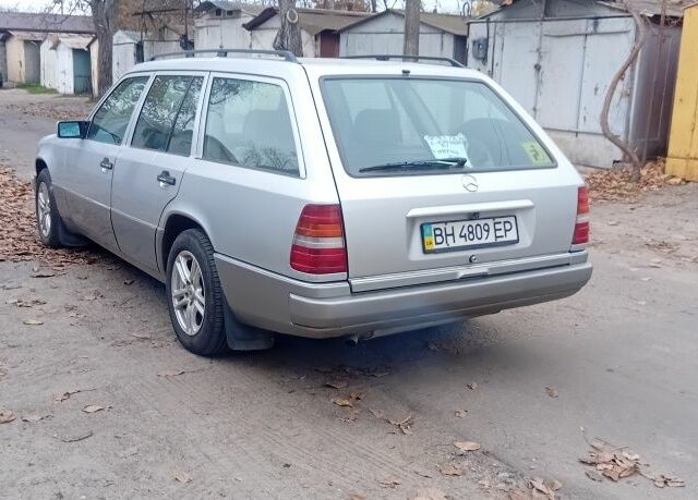 Белый Мерседес 220, объемом двигателя 2.2 л и пробегом 500 тыс. км за 3750 $, фото 8 на Automoto.ua