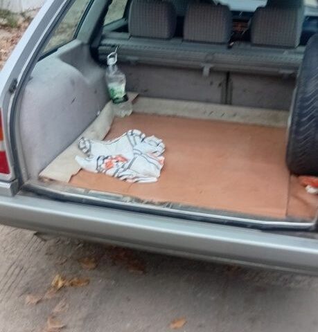 Белый Мерседес 220, объемом двигателя 2.2 л и пробегом 500 тыс. км за 3750 $, фото 13 на Automoto.ua