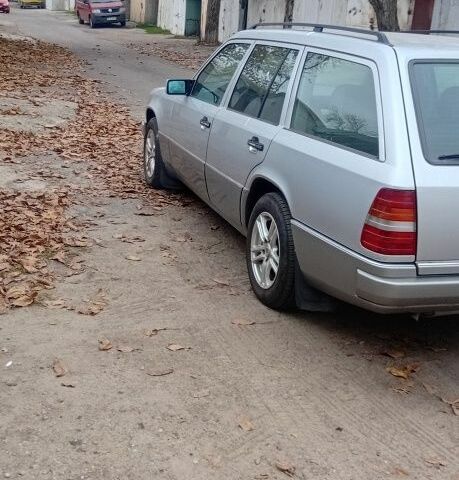 Белый Мерседес 220, объемом двигателя 2.2 л и пробегом 500 тыс. км за 3750 $, фото 9 на Automoto.ua