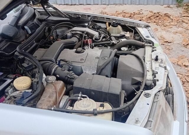 Белый Мерседес 220, объемом двигателя 2.2 л и пробегом 500 тыс. км за 3750 $, фото 16 на Automoto.ua