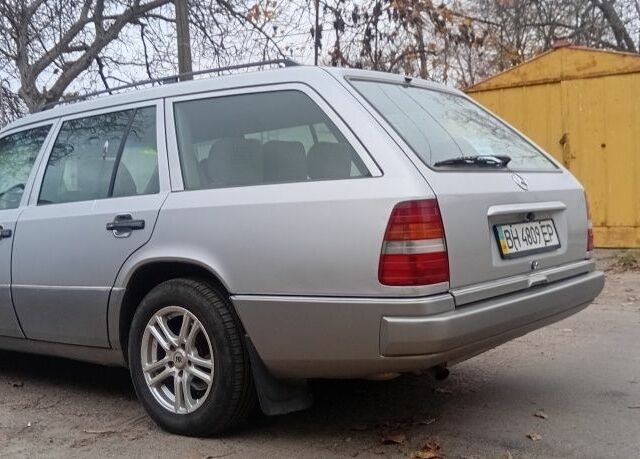 Белый Мерседес 220, объемом двигателя 2.2 л и пробегом 500 тыс. км за 3750 $, фото 23 на Automoto.ua