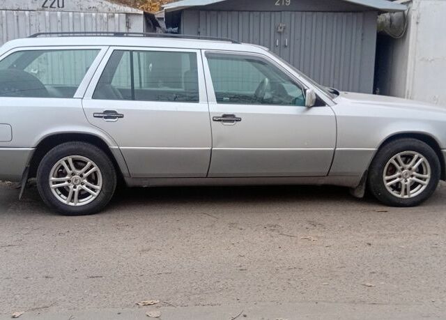 Белый Мерседес 220, объемом двигателя 2.2 л и пробегом 500 тыс. км за 3750 $, фото 12 на Automoto.ua