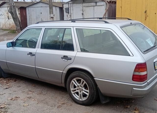 Белый Мерседес 220, объемом двигателя 2.2 л и пробегом 500 тыс. км за 3750 $, фото 7 на Automoto.ua