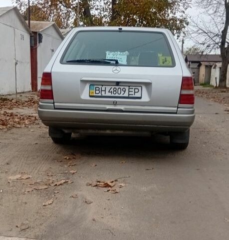 Белый Мерседес 220, объемом двигателя 2.2 л и пробегом 500 тыс. км за 3750 $, фото 4 на Automoto.ua