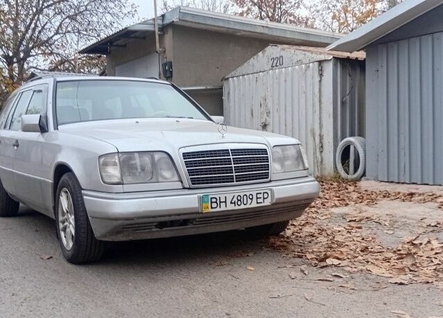 Белый Мерседес 220, объемом двигателя 2.2 л и пробегом 500 тыс. км за 3750 $, фото 20 на Automoto.ua