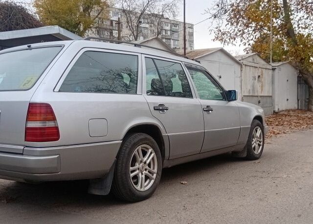 Белый Мерседес 220, объемом двигателя 2.2 л и пробегом 500 тыс. км за 3750 $, фото 22 на Automoto.ua