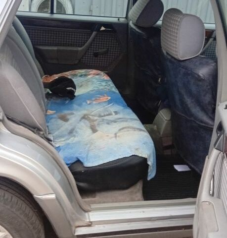 Белый Мерседес 220, объемом двигателя 2.2 л и пробегом 500 тыс. км за 3750 $, фото 11 на Automoto.ua