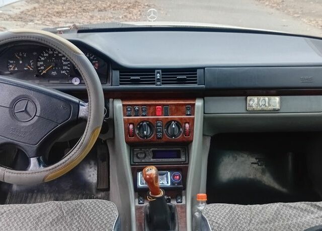 Белый Мерседес 220, объемом двигателя 2.2 л и пробегом 500 тыс. км за 3750 $, фото 14 на Automoto.ua