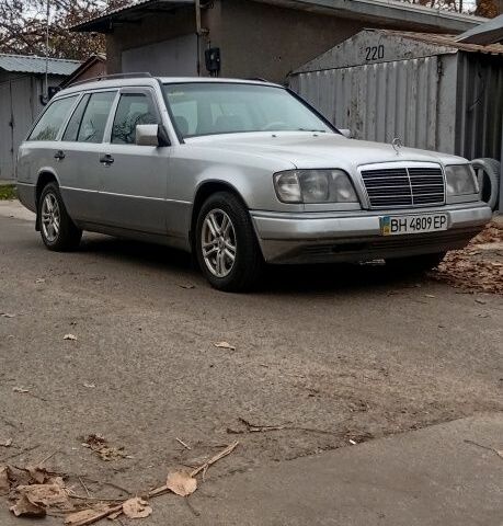 Белый Мерседес 220, объемом двигателя 2.2 л и пробегом 500 тыс. км за 3750 $, фото 3 на Automoto.ua