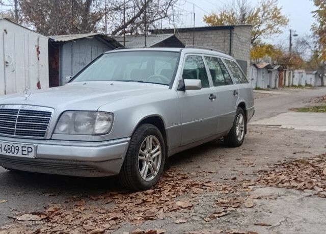 Белый Мерседес 220, объемом двигателя 2.2 л и пробегом 500 тыс. км за 3750 $, фото 19 на Automoto.ua