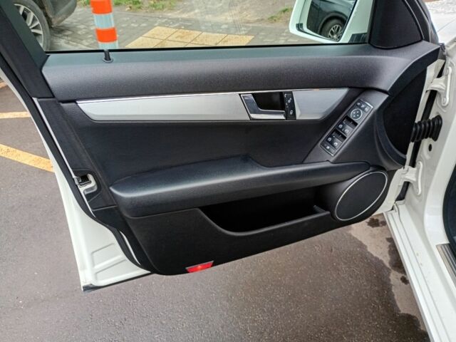 Белый Мерседес 220, объемом двигателя 2.1 л и пробегом 360 тыс. км за 9300 $, фото 4 на Automoto.ua