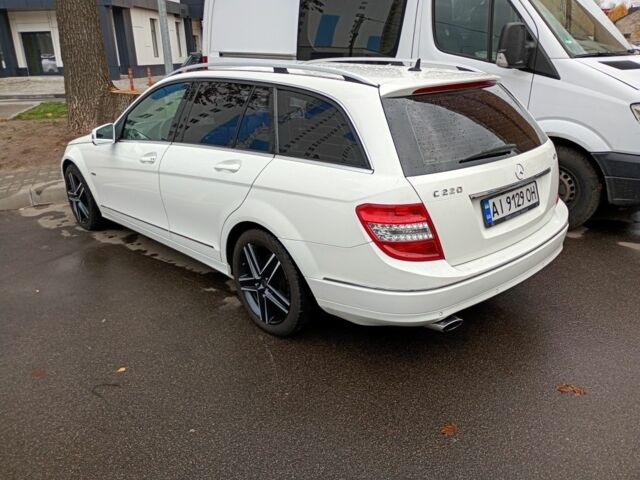 Белый Мерседес 220, объемом двигателя 2.1 л и пробегом 360 тыс. км за 9300 $, фото 2 на Automoto.ua