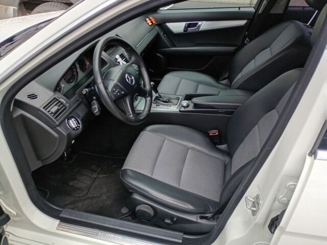 Белый Мерседес 220, объемом двигателя 2.1 л и пробегом 360 тыс. км за 9300 $, фото 5 на Automoto.ua