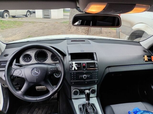 Белый Мерседес 220, объемом двигателя 2.1 л и пробегом 360 тыс. км за 9300 $, фото 6 на Automoto.ua