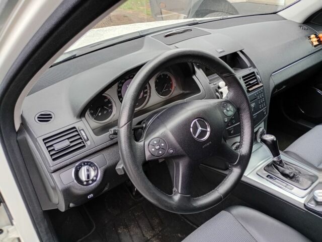 Белый Мерседес 220, объемом двигателя 2.1 л и пробегом 360 тыс. км за 9300 $, фото 8 на Automoto.ua