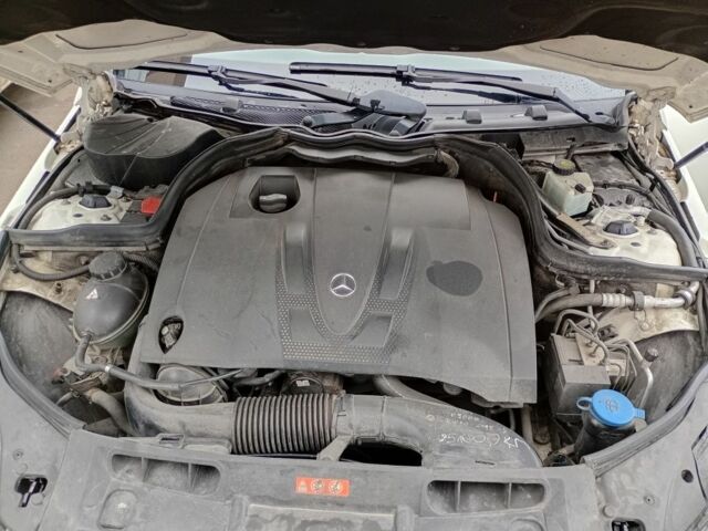 Белый Мерседес 220, объемом двигателя 2.1 л и пробегом 360 тыс. км за 9300 $, фото 10 на Automoto.ua