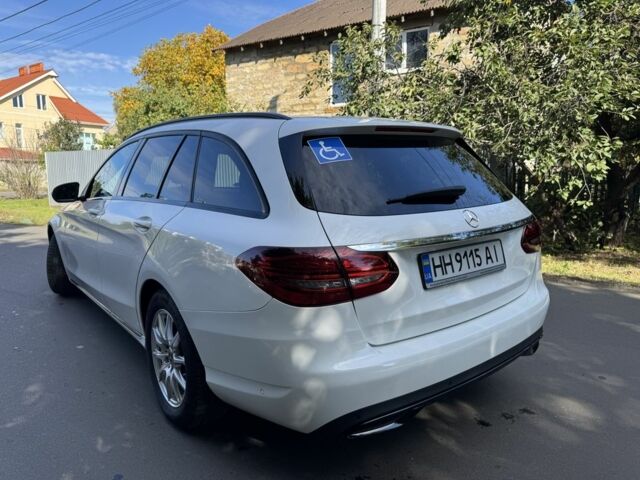 Белый Мерседес 220, объемом двигателя 2 л и пробегом 144 тыс. км за 28900 $, фото 15 на Automoto.ua