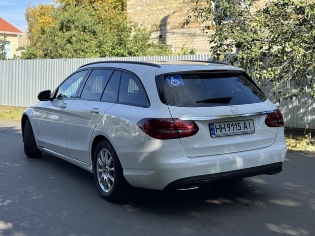 Белый Мерседес 220, объемом двигателя 2 л и пробегом 144 тыс. км за 28900 $, фото 3 на Automoto.ua