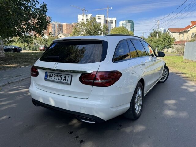 Белый Мерседес 220, объемом двигателя 2 л и пробегом 144 тыс. км за 28900 $, фото 9 на Automoto.ua