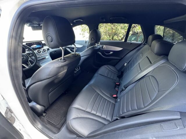 Белый Мерседес 220, объемом двигателя 2 л и пробегом 144 тыс. км за 28900 $, фото 19 на Automoto.ua