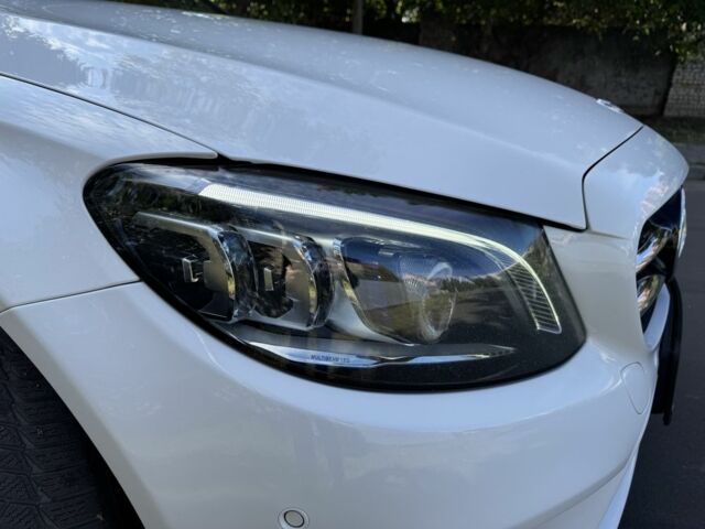 Белый Мерседес 220, объемом двигателя 2 л и пробегом 144 тыс. км за 28900 $, фото 11 на Automoto.ua