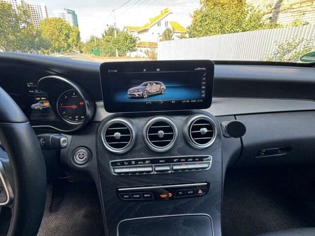 Белый Мерседес 220, объемом двигателя 2 л и пробегом 144 тыс. км за 28900 $, фото 16 на Automoto.ua